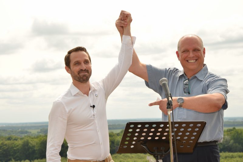 Le candidat du Parti Québécois, Cédric Gagnon-Ducharme (à gauche) avec le député sortant de Verchères, Stéphane Bergeron. photo: Luc Giard
