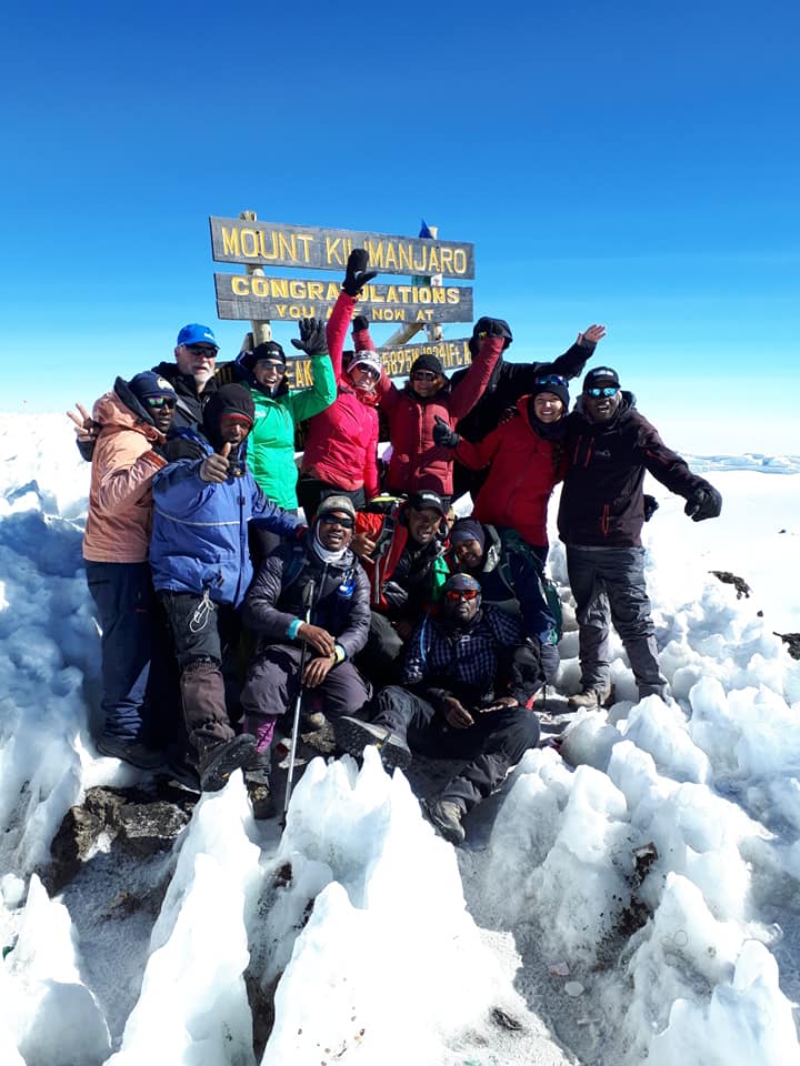 Les participants au sommet du Kilimandjaro, plus haut sommet d’Afrique. photo: Facebook.
