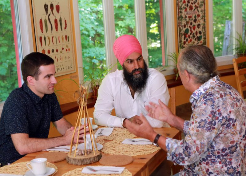 Le chef du NPD, Jagmeet Singh, en compagnie du député fédéral Matthew Dubé et de l'artiste André Michel, à la Maison amérindienne de Mont-Saint-Hilaire. Photo : Robert Gosselin