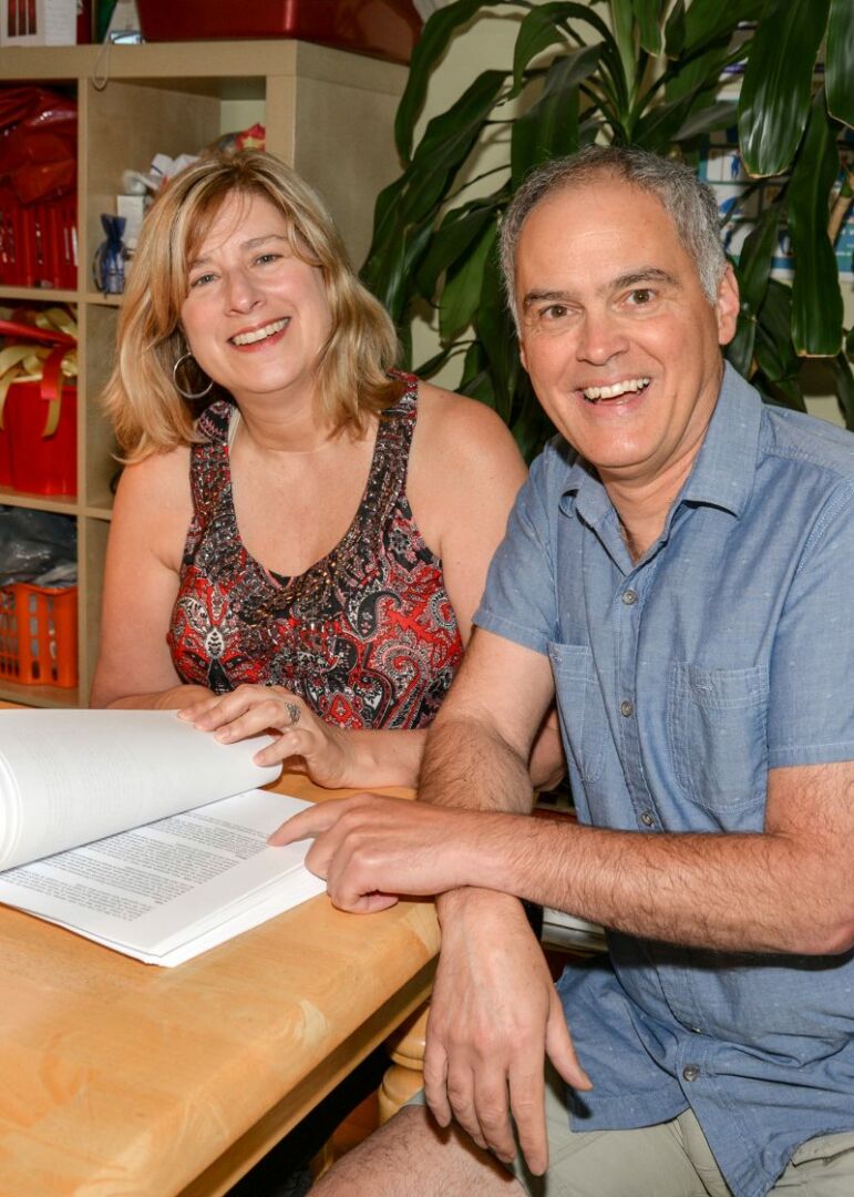 Julie Desroches et Simon Parisien tiennent le manuscrit de leur premier livre. photo:François Larivière