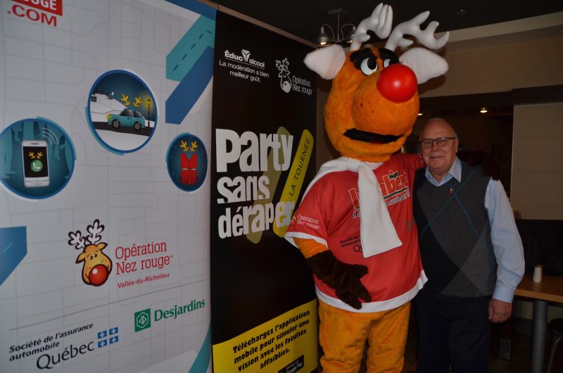 Le coordonnateur Daniel Doucet avec la mascotte d’Opération Nez rouge lors du lancement de la campagne, lundi. Photo: Vincent Guilbault