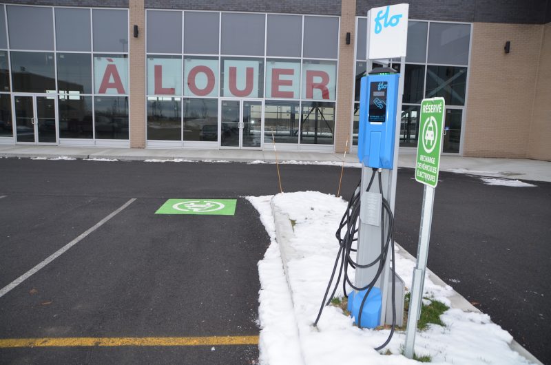 La contravention pour se stationner devant une borne de recharge électrique est de 169 $, incluant les frais. Photo: Vincent Guilbault