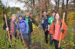 Bénévoles et élèves nettoient le parc du Domaine Aurèle-Dubois