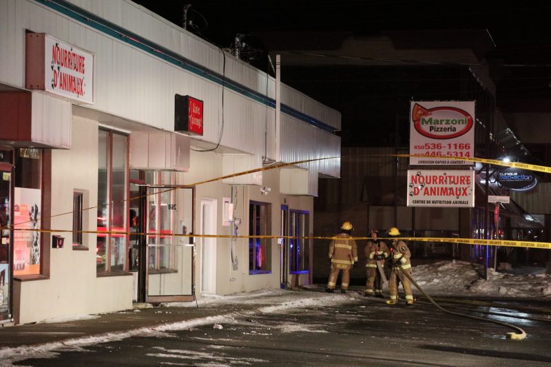Personne ne se trouvait dans les quatre commerces du bâtiment au moment de l’incendie.
Photo Olivier Joyal | L’Œil Régional 