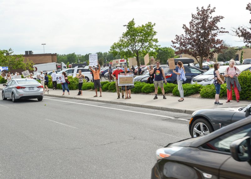 Des manifestants se sont massés mercredi, sur le boulevard Sir-Wilfrid-Laurier, à Belœil.Photo François Larivière | L’Œil Régional ©