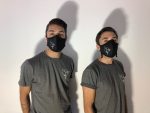 Des participants de Révolution conçoivent un masque