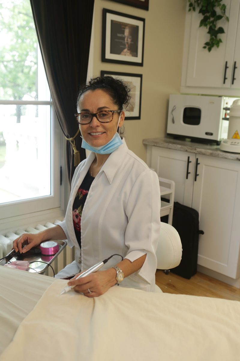 Pour Karina Osorio, la formation de tatouage paramédical devrait être suivie par les professionnels de la santé pour offrir un service spécialisé et permettre aux femmes de clore un chapitre de leur vie.Photo Robert Gosselin | L’Œil Régional ©