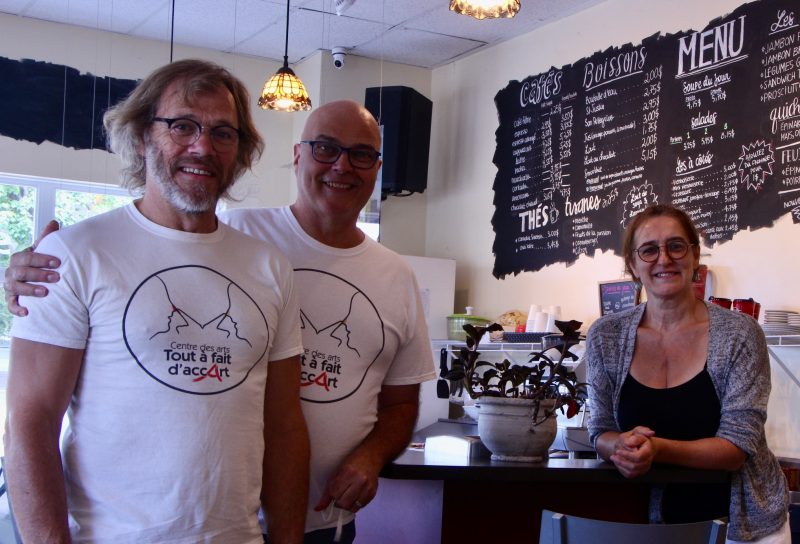 Les cofondateurs du Centre des arts Tout à fait d’accArt, Stéphane Leblanc et Michel David, posent en compagnie de Jocelyne Bilodeau, propriétaire du Café du passeur.Photo gracieuseté  