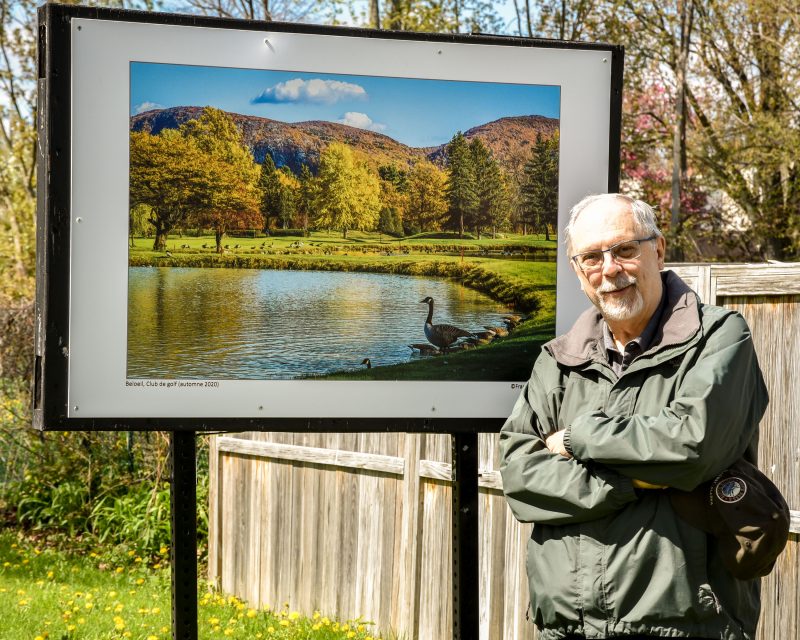François Gauthier pose devant une magnifique photo prise au Club de golf Belœil l’automne dernier. Photo François Larivière | L’Œil Régional ©