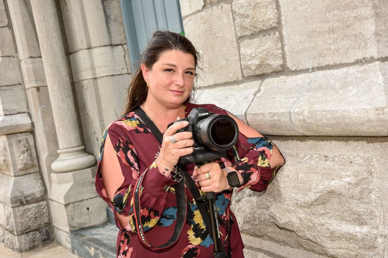 Sabrina Pantaloni avec son appareil photo devant l’église Saint-Matthieu dans le Vieux-Belœil. Photo François Larivière | L’Œil Régional ©�