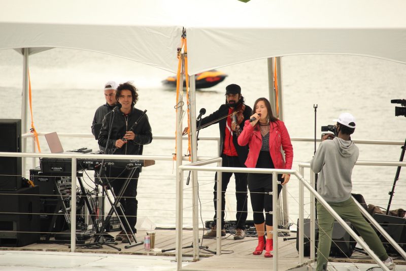 Sur le bateau, il a été possible d’entendre les performances des groupes Genticorum et Mélisande [électrotrad] (photo).
Photo Olivier Dénommée | L’Œil Régional ©