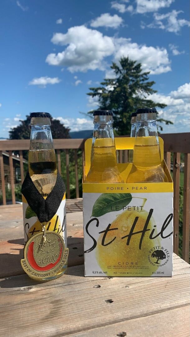 Le cidre St-Hil à la poire des Vergers Petit et Fils a récemment remporté une médaille double Or au All Canadian Wine Championship (ACWC) dans la catégorie des cidres à la poire.
Photo gracieuseté