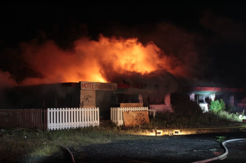 Deux foyers d’incendie ont été identifiés par les pompiers lors de leur intervention à l’ancien motel situé sur le chemin du Ciné-parc, à Mont-Saint-Hilaire. Photo Adam Bolestridge