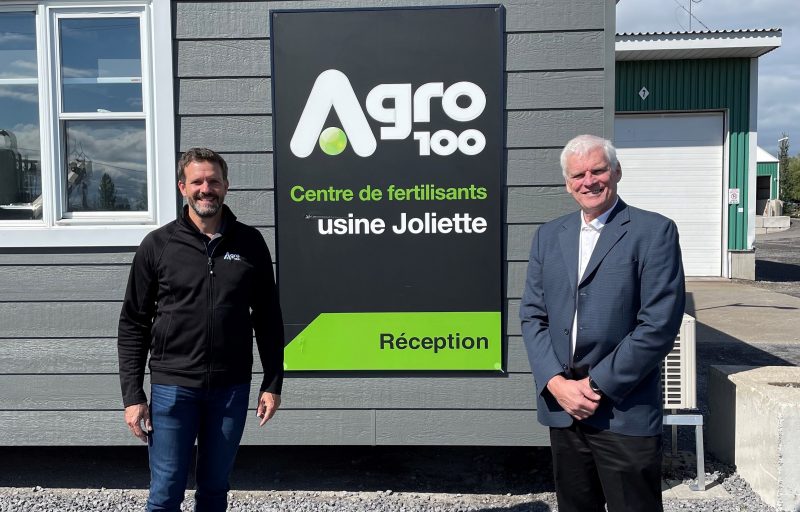 Le PDG d’Agro-100, Stéphane Beaucage (gauche) a annoncé la nomination de l’ex-président de Axter Agroscience, Pierre Migner, à titre de directeur R&D et formation agronomique chez Agro-100.
Photo gracieuseté