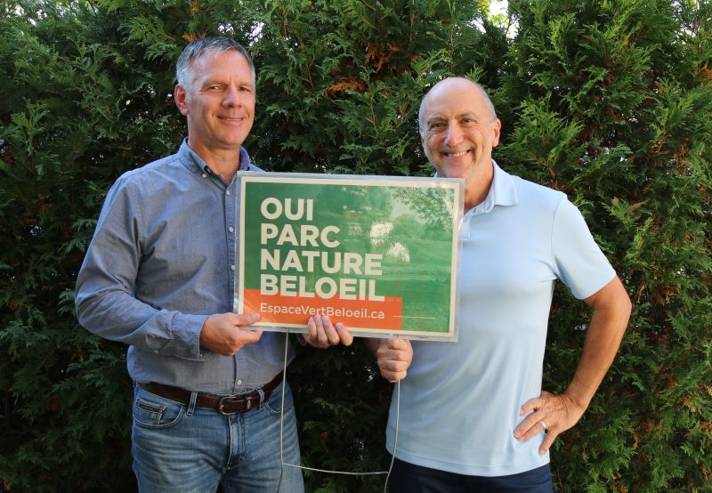 Yves Deshaies, candidat à la mairie de Belœil pour le Parti des citoyens, a présenté son candidat dans le district 3 des Villas, Jean-Yves Paquin, et en a profité pour marteler un engagement phare de sa plateforme, l’implantation d’un parc nature dans le Golf. Photo gracieuseté