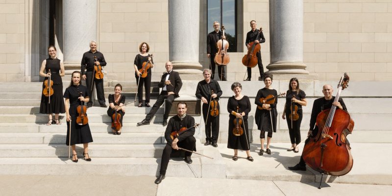 Maestro Jean-François Rivest, assis au centre, est entouré des musiciens de l'orchestre I Musici de Montréal. Photo gracieuseté