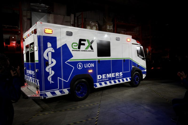 La toute première ambulance 100 % électrique au monde, Demers eFX, a été présentée en grande pompe le 18 octobre chez Demers Ambulances, à Belœil. Elle devrait faire son apparition sur nos routes dans la prochaine année. Photo Robert Gosselin | L’Œil Régional ©
