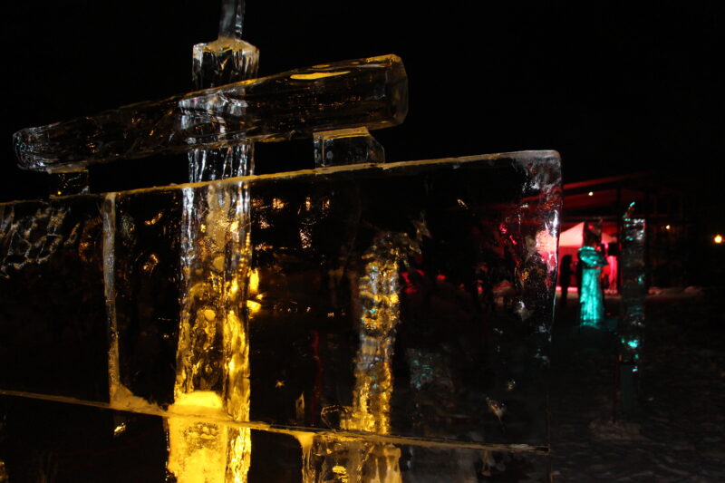 Les sculptures de glace ont été dotées d’un bel éclairage pour la soirée de danse du 29 janvier. Photo gracieuseté