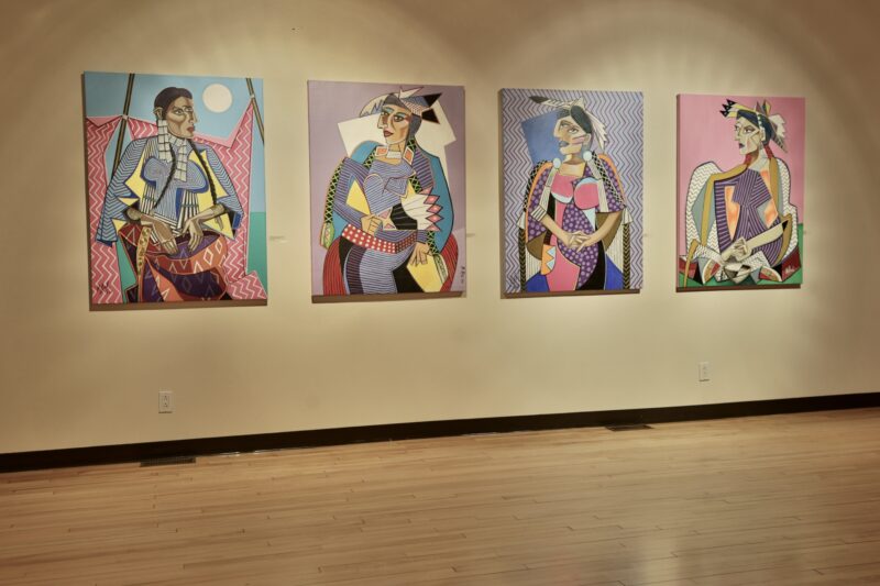 Plusieurs des œuvres de l’exposition Sioux Funky rappellent les nombreux portraits de femmes qu’a réalisés Pablo Picasso, mais en mettant de l’avant des sujets autochtones. On reconnaît notamment, à gauche, « The Beautiful Mrs. Thunderbear ». Photo Robert Gosselin | L’Œil Régional ©