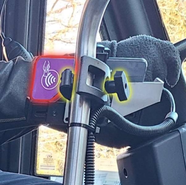 Une quinzaine d’autobus scolaires du Centre de services scolaire des Patriotes sont depuis peu équipés de lecteurs de carte et d’un GPS. Photo gracieuseté CSSP
