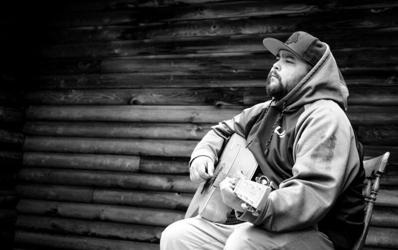 Matiu, un auteur-compositeur-interprète de la Première Nation Innu, jouera à La Maison amérindienne le 1er avril. Photo Julien Choquette