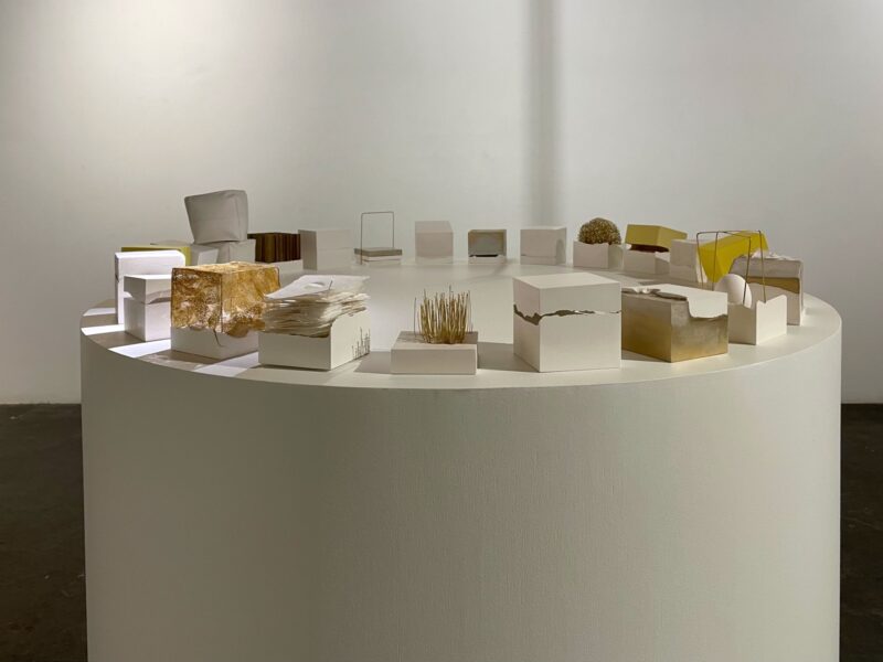 Une vingtaine de sculptures de « Maison (la série) » de la Belœilloise Julie Robert sont exposées jusqu'au 16 avril à la galerie Art Mûr Montréal.Photo gracieuseté