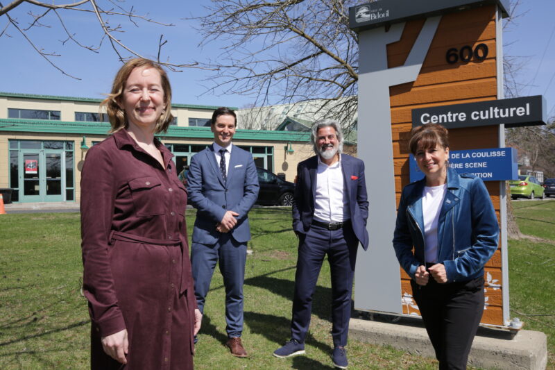 La mairesse de Belœil, Nadine Viau, le député de Borduas, ministre de la Justice et ministre responsable de la région de la Montérégie, Simon Jolin-Barrette, le ministre du Patrimoine canadien, Pablo Rodriguez, et la ministre de la Culture et des Communications, Nathalie Roy, étaient tout sourire au moment de l’annonce d’un investissement majeur à l’espace culturel Aurèle-Dubois. Photo Robert Gosselin | L’Œil Régional ©