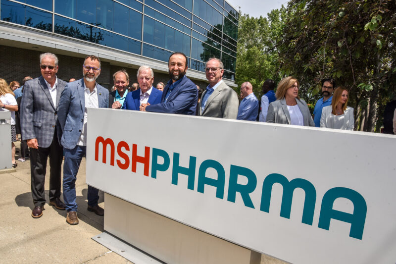 Le président de MSH Pharma, Jaâfar Zerhouni, appuyé sur l’enseigne montrant la nouvelle image de marque de la compagnie. À sa droite (gauche sur la photo), on retrouve le fondateur d’Axcan Pharma, Léon Gosselin.
Photo François Larivière | L’Œil Régional ©