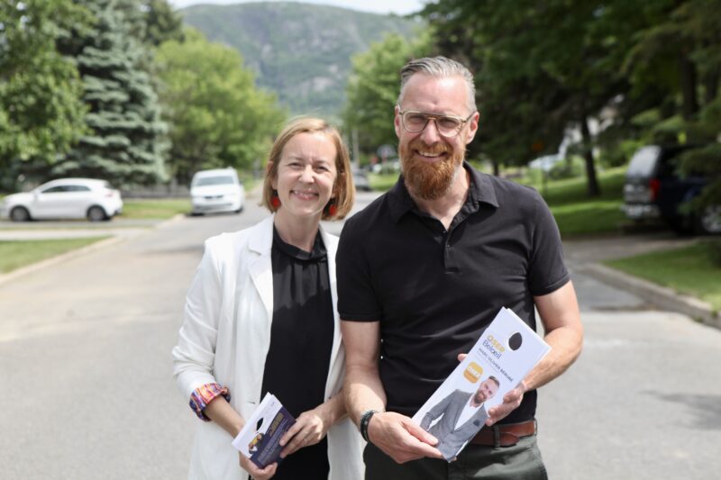 Le candidat d’Oser Belœil dans le district 6, Marco Bérubé, et sa cheffe Nadine Viau.
Photo Robert Gosselin | L’Œil Régional ©