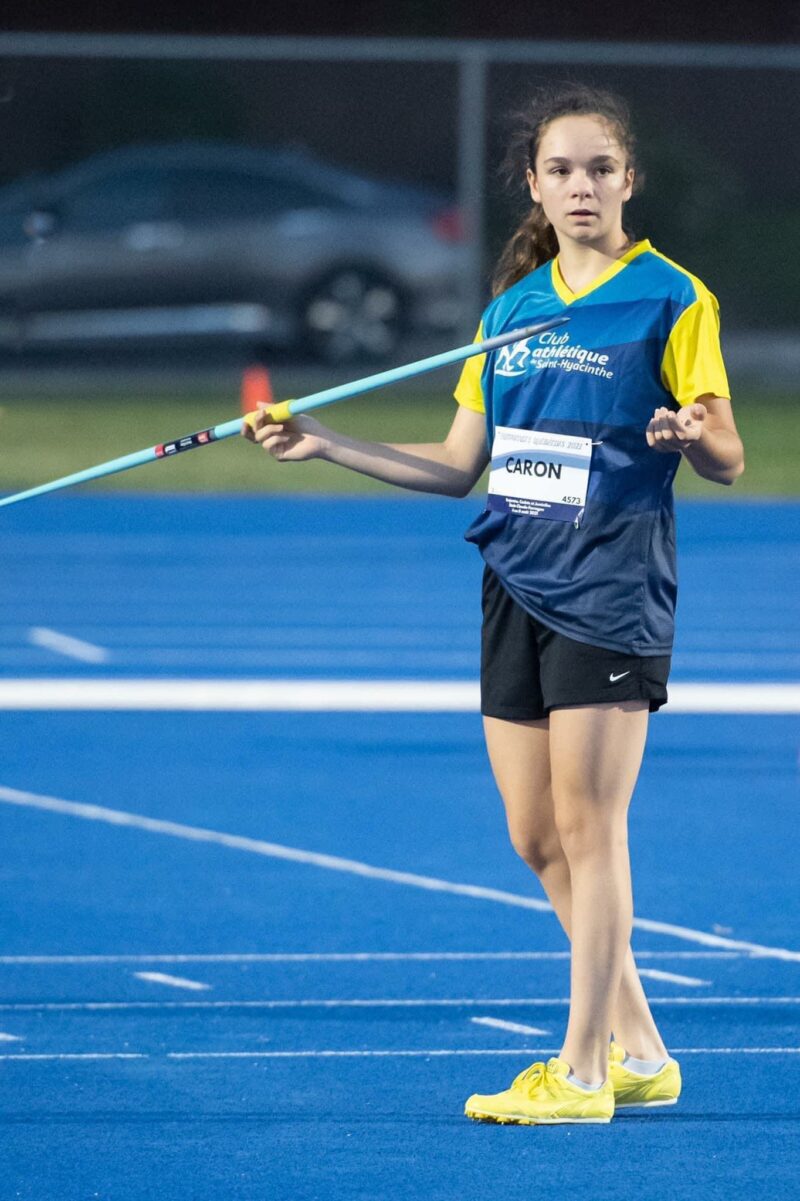 La porte-drapeau Éloïse Caron.Photo gracieuseté