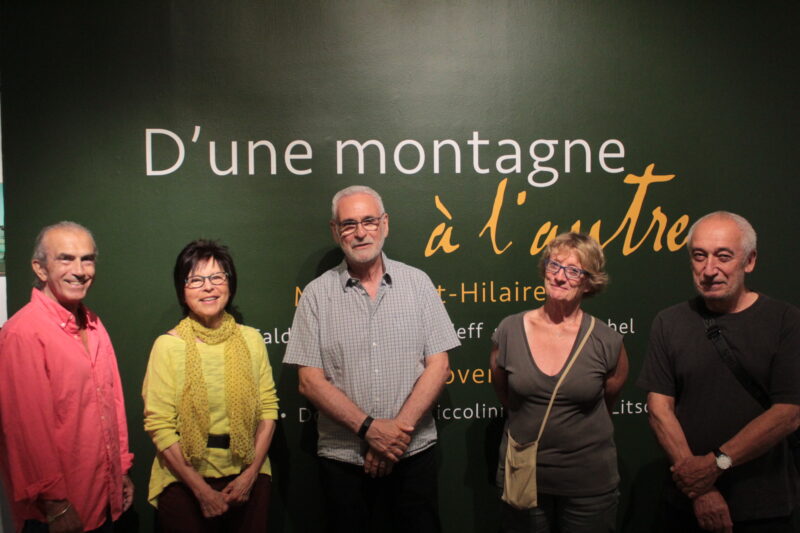 L'exposition D'une montagne à l'autre, actuellement au Musée des beaux-arts de Mont-Saint-Hilaire, est le fruit d'un échange artistique international entre trois artistes de Mont-Saint-Hilaire et trois d'Aix-en-Provence, en France. On reconnaît, à gauche, les artistes hilairemontais André Michel, Tania Lebedeff et Réal Calder et, à droite, les artistes aixois Ninon Anger et Don Jacques Ciccolini. Il ne manque qu'Isabelle Litschig, qui n'a pas pu se déplacer pour l'occasion.
Photo Adam Bolestridge | L'Œil Régional ©
