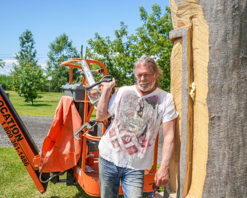 Le sculpteur Daniel-Vincent Bernard multiplie les projets où il transforme des arbres morts en œuvres d’art. Photo François Larivière | L’Œil Régional ©