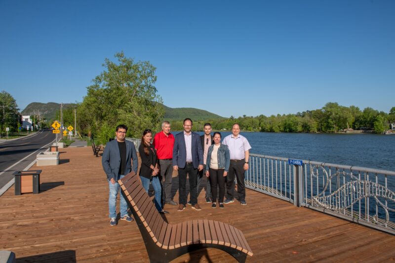 Les membres du conseil municipal posant sur la nouvelle promenade de bois. Photo gracieuseté