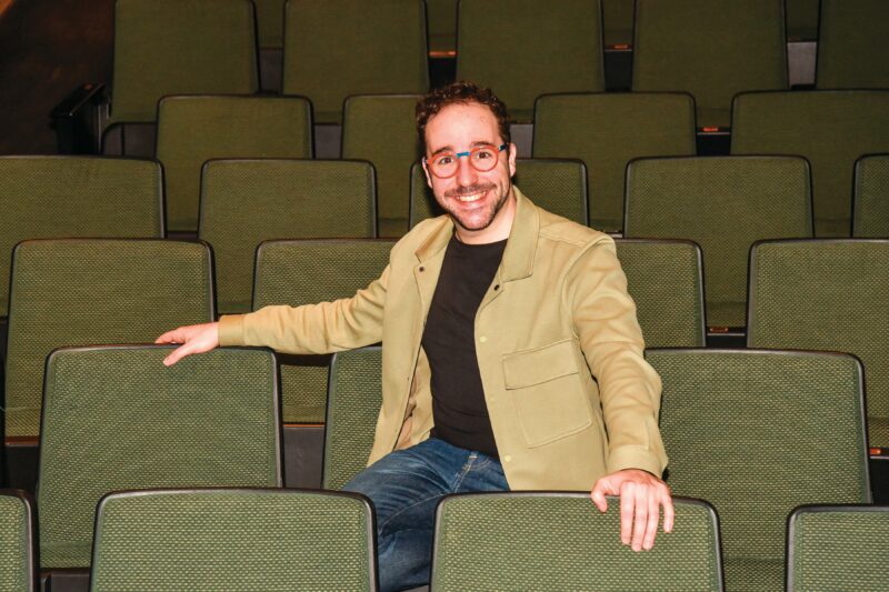Jean-François Guilbault, directeur artistique et codirecteur général de L’Arrière Scène, a longtemps mûri un projet de « théâtre audio », qui est devenu
Le Théâtrophone, que le milieu scolaire peut s’approprier dès maintenant. Photothèque | L’Œil Régional ©