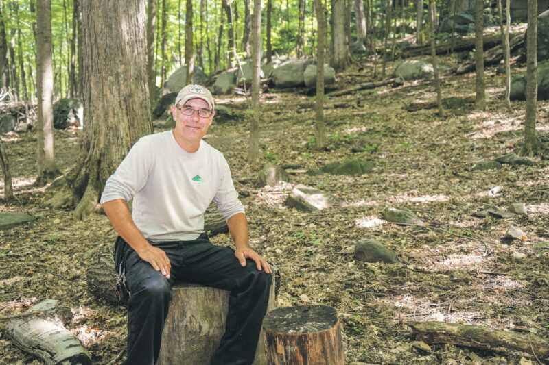 Le directeur général du Centre de la Nature, Éric Malka, sur le site de la classe en nature.
Photo François Larivière | L’Œil Régional ©