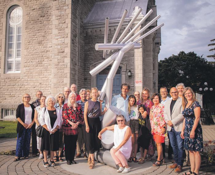 Plusieurs personnes étaient présentes le 16
août pour l’inauguration de l’œuvre Portés par
le vent de Boris Pintado. Photo Rosalie Hamelin