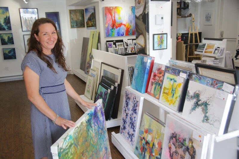 Loane Ouellet, propriétaire de la boutique d’art Le Point Rouge, s’apprête à offrir des cours de peinture grâce au nouvel espace qu’elle loue à l’étage. Photo Robert Gosselin | L’Œil Régional ©