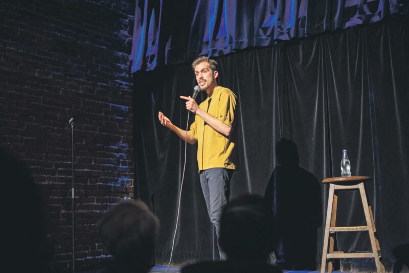 Lucas Boucher, ancien de l’école secondaire
Polybel, a dernièrement lancé son premier
spectacle d’humour, gratuitement, sur Spotify.
Photo Yassine Sanou