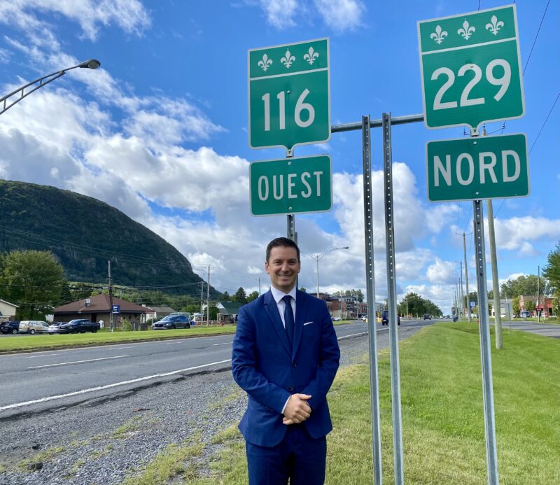 Simon Jolin-Barrette devant la route 116. Photo gracieuseté�