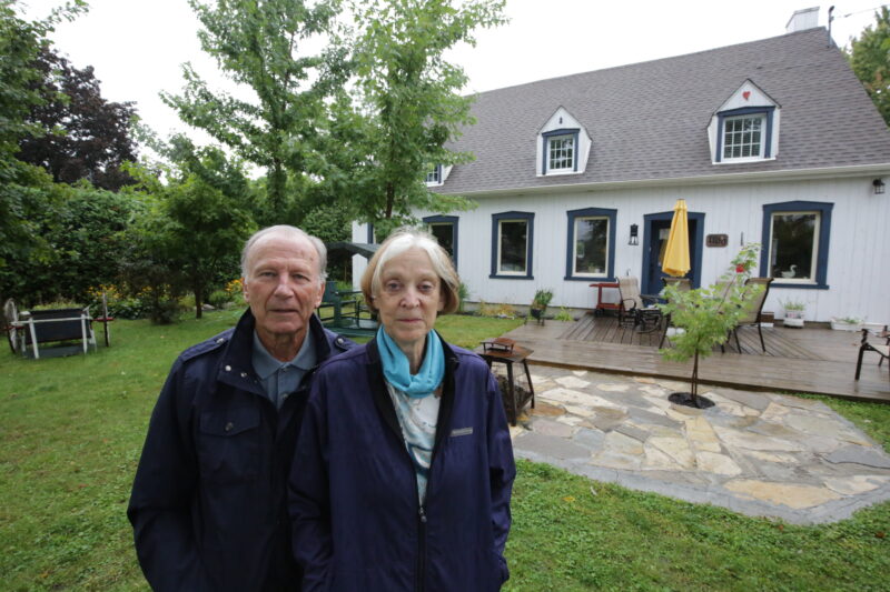 Claude Demers et Suzanne Lalonde demeurent au 1100, rue Richelieu depuis 2011. Selon eux, leur maison ne devrait pas être citée puisqu'elle n'a rien gardé de ses matériaux d'origine.Photo Robert Gosselin | L'Œil Régional ©