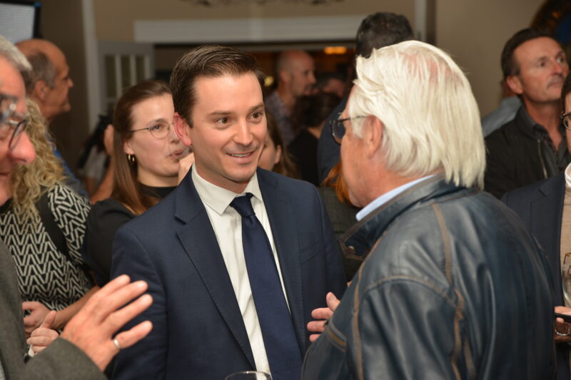 Simon Jolin-Barrette a célébré sa victoire lundi soir à Saint-Hubert lors d'un rassemblement de députés de la Coalition avenir Québec.