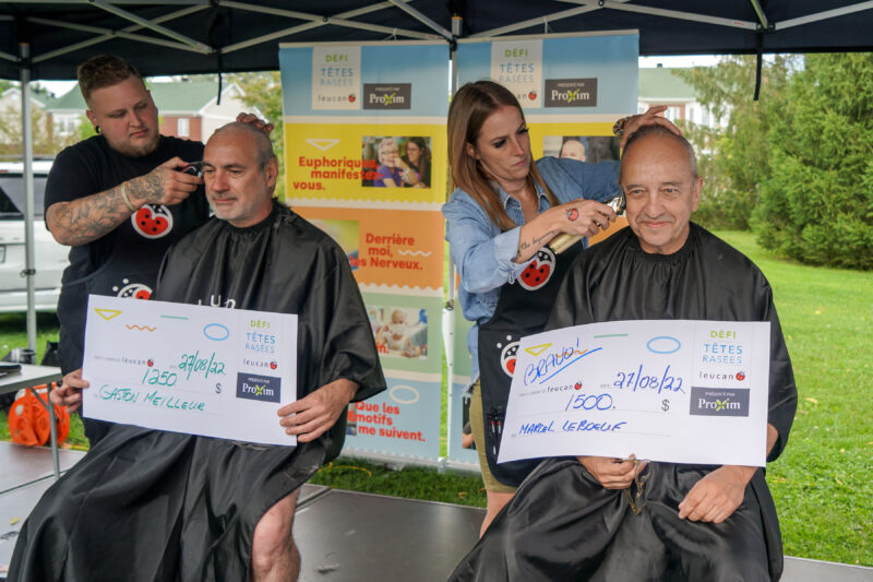 Les conseillers Gaston Meilleur et Marcel Leboeuf ont mis leur tête à prix pour le Défi têtes rasées Leucan.
Photo François Larivière | L'Œil Régional © 
