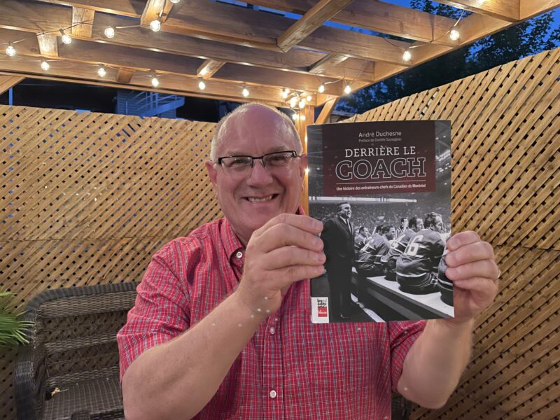 André Duchesne tient son tout nouveau livre Derrière le coach : une histoire des entraîneurs-chefs du Canadien de Montréal. Photo Sarah Duchesne