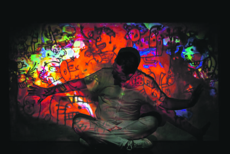 Dans Lettres de la ville-peinture, Mojtaba Moaf retourne en enfance, entouré de marionnettes et de projections. Photo Akram Asghari