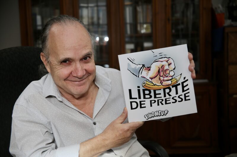 Jean-Marc Phaneuf, caricaturiste et auteur résidant à Mont-Saint-Hilaire, vient de faire paraître son dernier album, Liberté de presse.Photo Robert Gosselin | L'Œil Régional ©