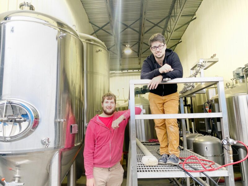 Pascal Dupont-Dorais et David Lamoureux dans les nouveaux locaux. Photo Brasseurs du Moulin