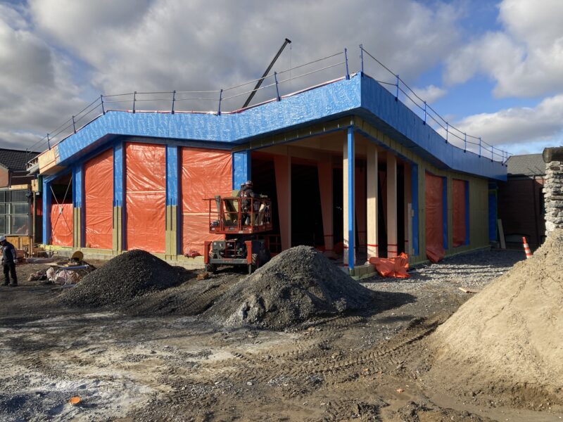 Les travaux de réfection du complexe aquatique ont débuté le 21 février 2022 et l’entrepreneur général devrait livrer le bâtiment complété vers juin. Photo gracieuseté