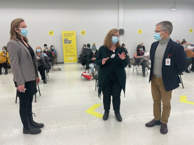 Le PDG du CISSSME, Bruno Petrucci, la directrice de la vaccination, Nathalie Chénier, et la mairesse de Belœil, Nadine Viau, lors de l’ouverture de la clinique de vaccination. Photothèque