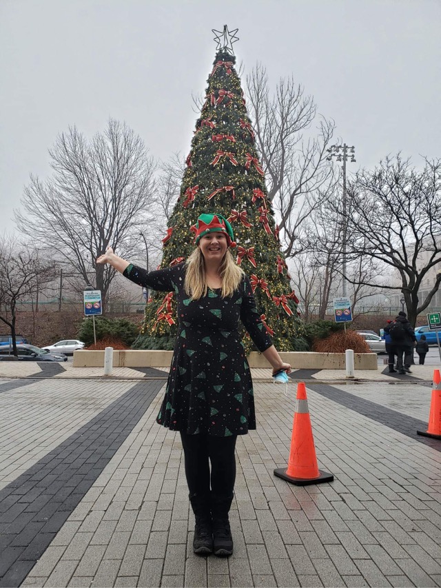 Noémie Trottier s’apprêtant à distribuer des cadeaux de Noël. Photo gracieuseté