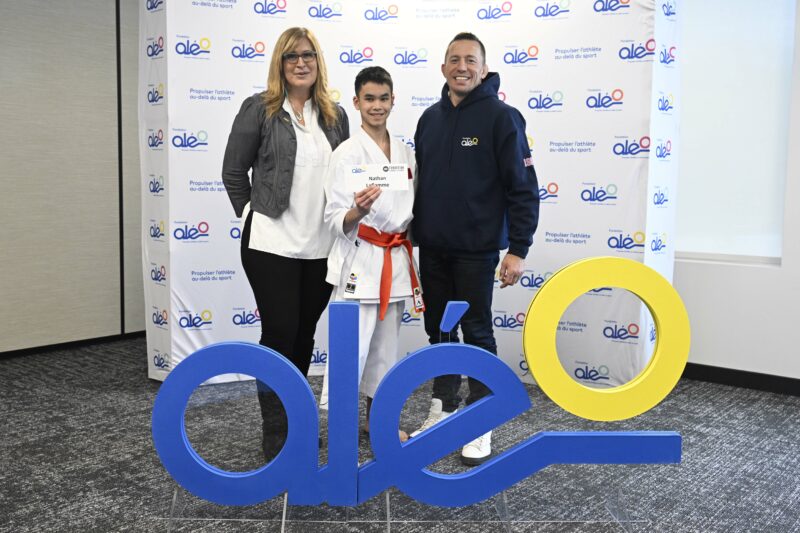 Nathan Laflamme est entouré de Patricia Demers, directrice générale de la Fondation Aléo, et de Georges St-Pierre. Photo Bernard Brault